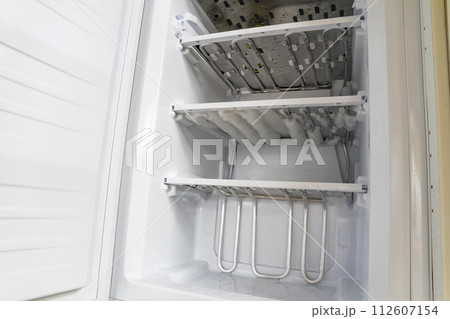 Ice in the freezer, Defrosting of the fridge and freezer 112607154