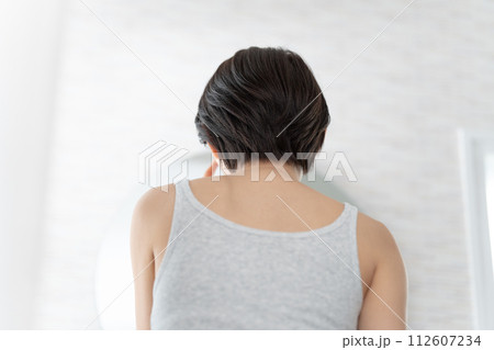 鏡を見る女性の後姿 鏡を見る女性の後姿 112607234