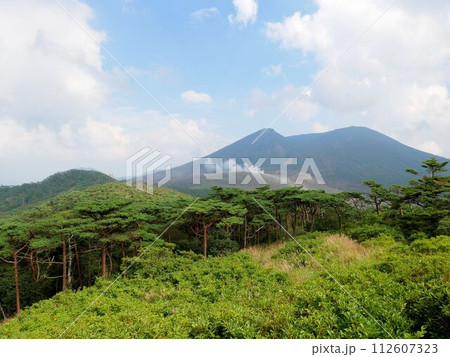 二湖パノラマ展望台から見える硫黄山 (宮崎県えびの高原) 二湖パノラマ展望台から見える硫黄山 (宮崎県えびの高原) 112607323