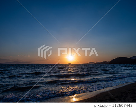 海に沈む夕日 海に沈む夕日 112607442