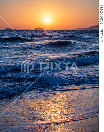 海に沈む夕日 112607453