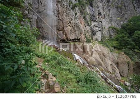 須坂市 日本の滝百選 米子不動尊奥之院近くから見る不動滝 2023年8月31日 須坂市 日本の滝百選 米子不動尊奥之院近くから見る不動滝 2023年8月31日 112607769