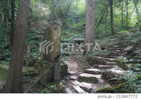 須坂市　日本の滝百選　米子不動尊奥之院近くの石碑や石祠　2023年8月31日 112607772
