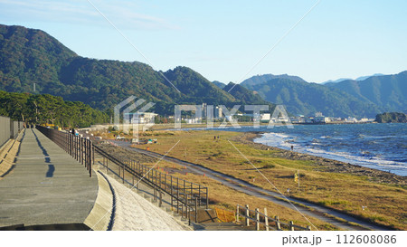 静岡県沼津市にある牛臥海岸と防波堤 静岡県沼津市にある牛臥海岸と防波堤 112608086
