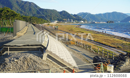 静岡県沼津市にある牛臥海岸と防波堤 112608088
