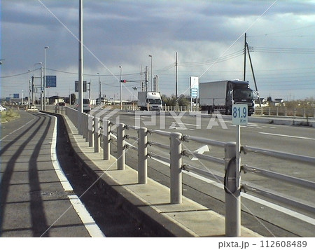 雲間から日射しが安養寺(東)交差点(2011.12.25)に 東京まで81.9kmポスト。国道17号 112608489