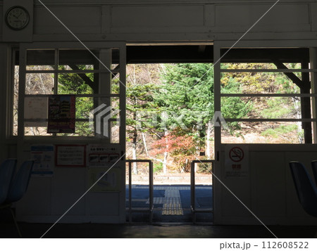 鉄路のある風景　足尾駅　わたらせ渓谷鐵道　 112608522