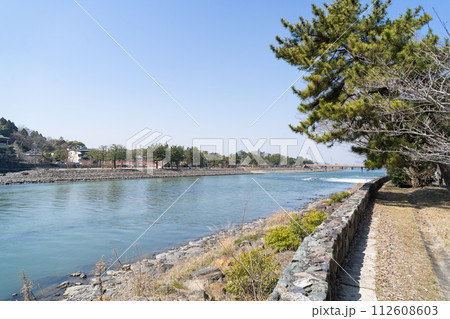 興聖寺の入口付近から見た宇治川（京都府宇治市） 112608603