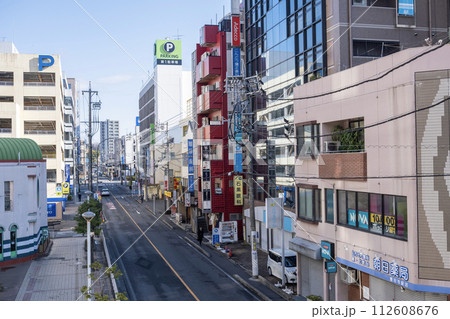 新豊田駅前　けやき通り沿いの街並み　愛知県豊田市 112608676