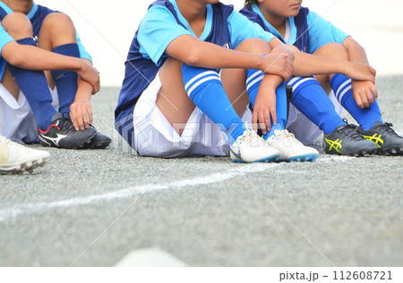 試合前の作戦会議（座って監督の話を聞く選手） 112608721