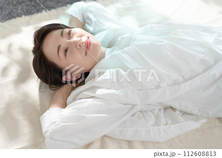 部屋で寝そべる女性 部屋で寝そべる女性 112608813