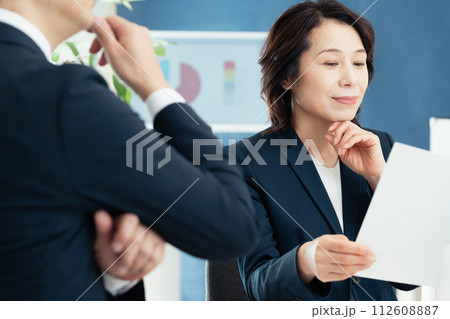 オフィスで働くビジネスパーソン オフィスで働くビジネスパーソン 112608887