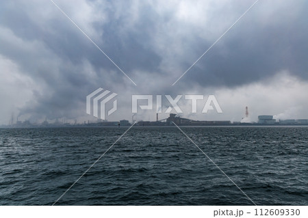雨の日の海と対岸の工場群 112609330
