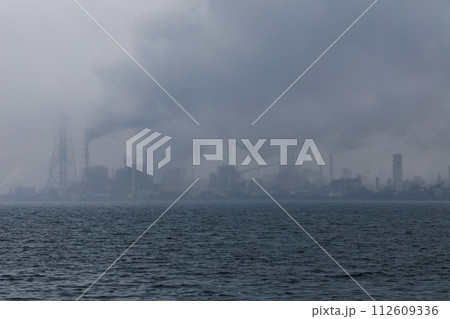 雨の日の海と対岸の工場群 112609336