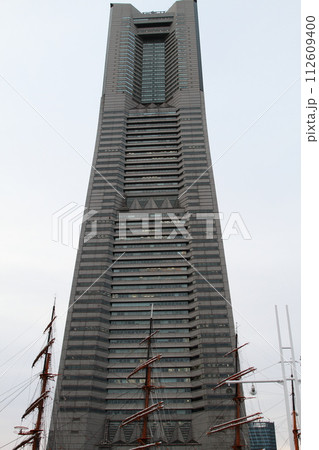 ランドマークタワーを見上げる 112609400