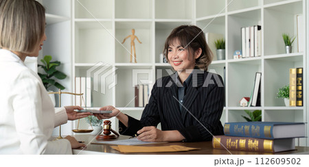 Lawyer or business consultant agree to accept bribe in illegal business. Contract business and bribery before signing the contract Lawyer or business consultant agree to accept bribe in illegal business. Contract business and bribery before signing the contract 112609502