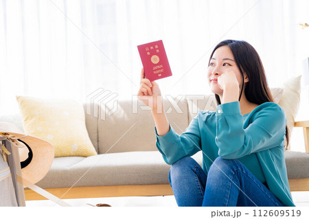 旅行の準備をする若い女性 112609519