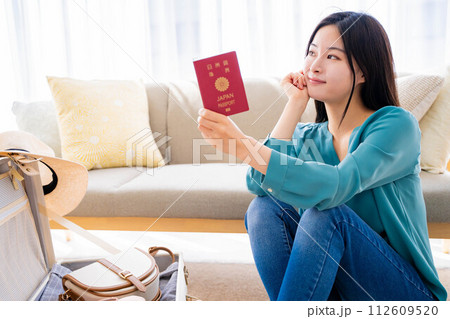 旅行の準備をする若い女性 112609520