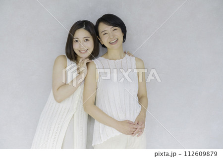 母娘のビューティーイメージ 仲良し親子 母娘のビューティーイメージ 仲良し親子 112609879