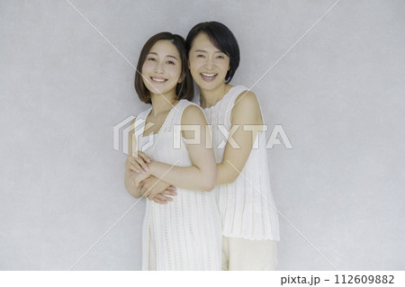 母娘のビューティーイメージ 仲良し親子 母娘のビューティーイメージ 仲良し親子 112609882