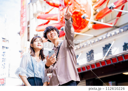 大阪観光をする若いカップル 112610226