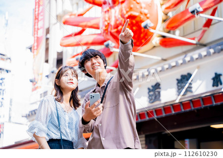 大阪観光をする若いカップル 112610230