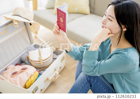 海外旅行の準備をする女性 海外旅行の準備をする女性 112610231