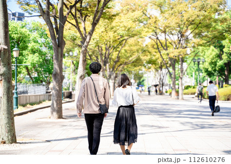 若いカップル 後ろ姿 若いカップル 後ろ姿 112610276