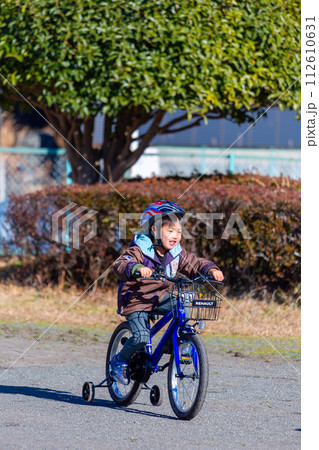 公園で自転車に乗る男の子 公園で自転車に乗る男の子 112610631