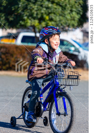 公園で自転車に乗る男の子 公園で自転車に乗る男の子 112610635