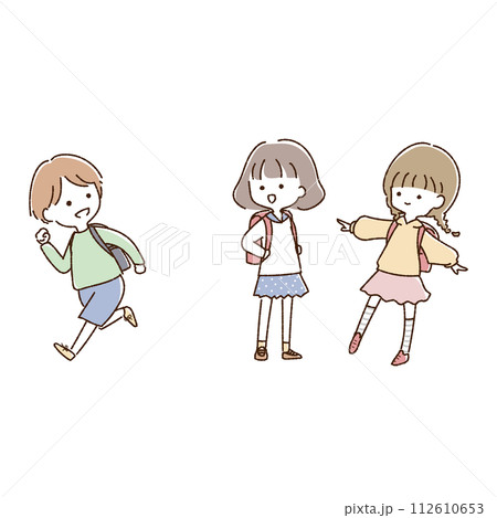 ランドセルを背負った小学生の子供たち3人 112610653