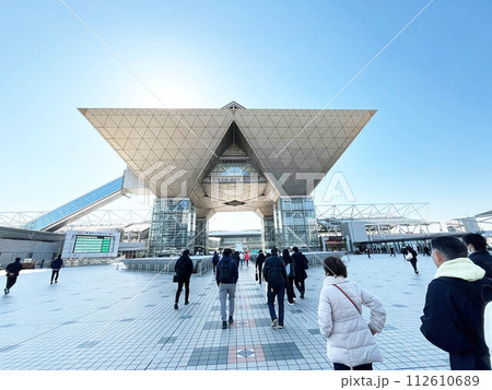 ビックサイトに向かう人々 112610689