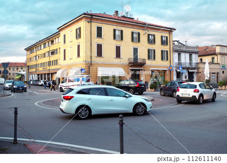 イタリアの自動車道 環状交差点　円形交差点 112611140