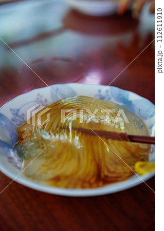 箸一本で食べるところてん（縦構図） 112611910