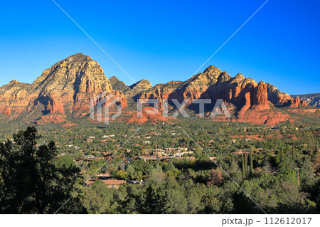 エアポートメサ山頂からのセドナの街とレッドロックの山並み眺望（ビックサンダーマウンテン） 112612017