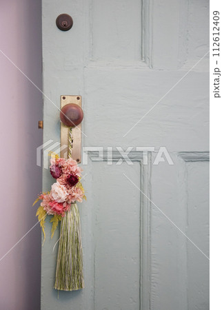 ドアに飾られた花 112612409