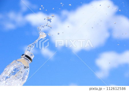 ミネラルウォーター　13　青空の下でスプラッシュ 112612586