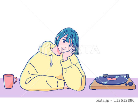 レコードを聴く女の子 112612896