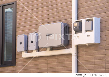 蓄電池　パワーコンディショナー　電気メーター　外壁 112613229
