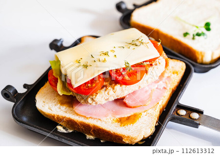 ハンバーグのホットサンド作り ハンバーグのホットサンド作り 112613312
