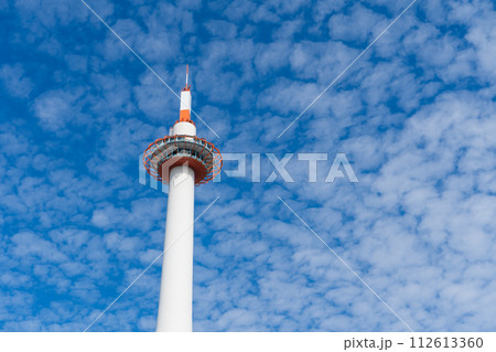 青空と京都のタワーが見える風景 112613360