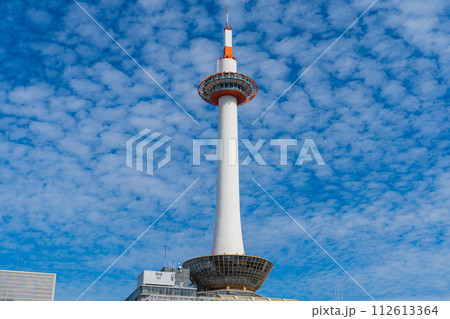 青空と京都のタワーが見える風景 青空と京都のタワーが見える風景 112613364