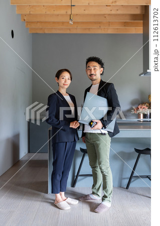 建築デザイナーの打ち合わせシーン 112613702