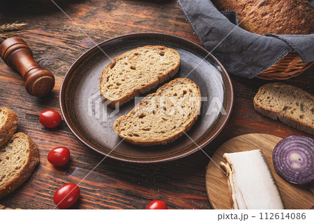 Slices of rustic sourdough bread 112614086