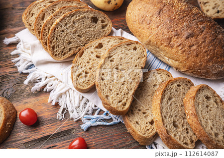 Set of slices rustic bread 112614087