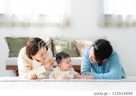 生後4ヶ月の男の子と両親 生後4ヶ月の男の子と両親 112614099