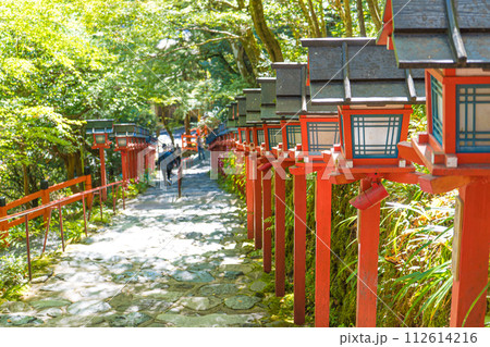 京都の貴船神社の灯篭が並んだ階段 京都の貴船神社の灯篭が並んだ階段 112614216