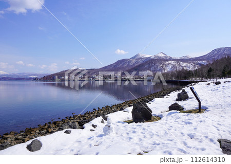 珍小島公園から見る洞爺湖温泉街 112614310