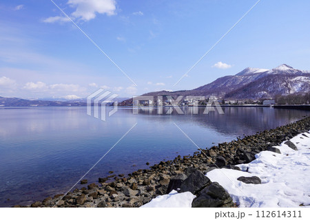 珍小島公園から見る洞爺湖温泉街 112614311