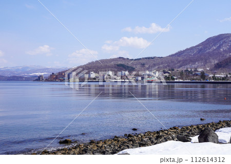 珍小島公園から見る洞爺湖温泉街 珍小島公園から見る洞爺湖温泉街 112614312